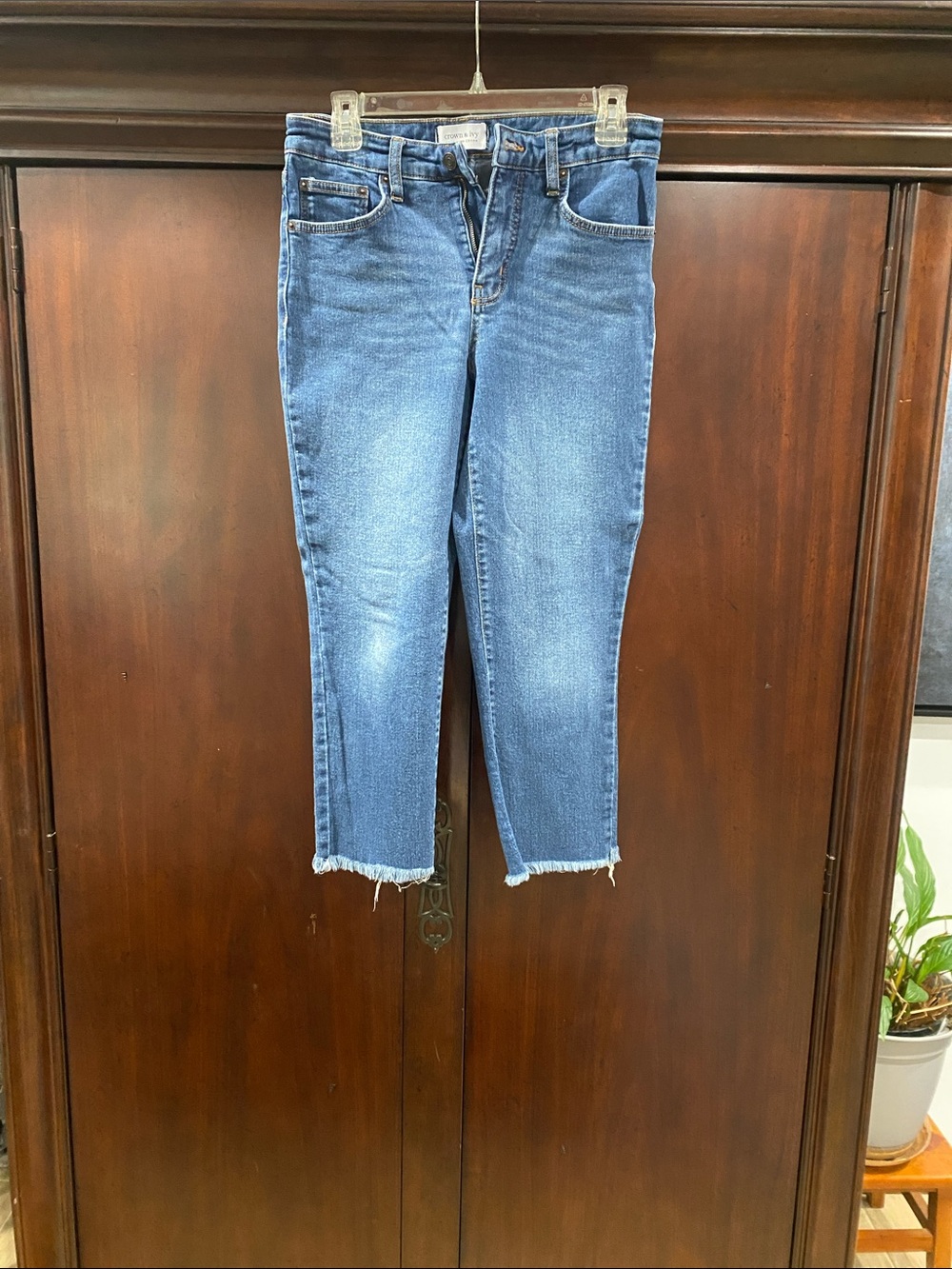 crown & ivy Midwash Blue Cropped Frayed-Hem Jeans